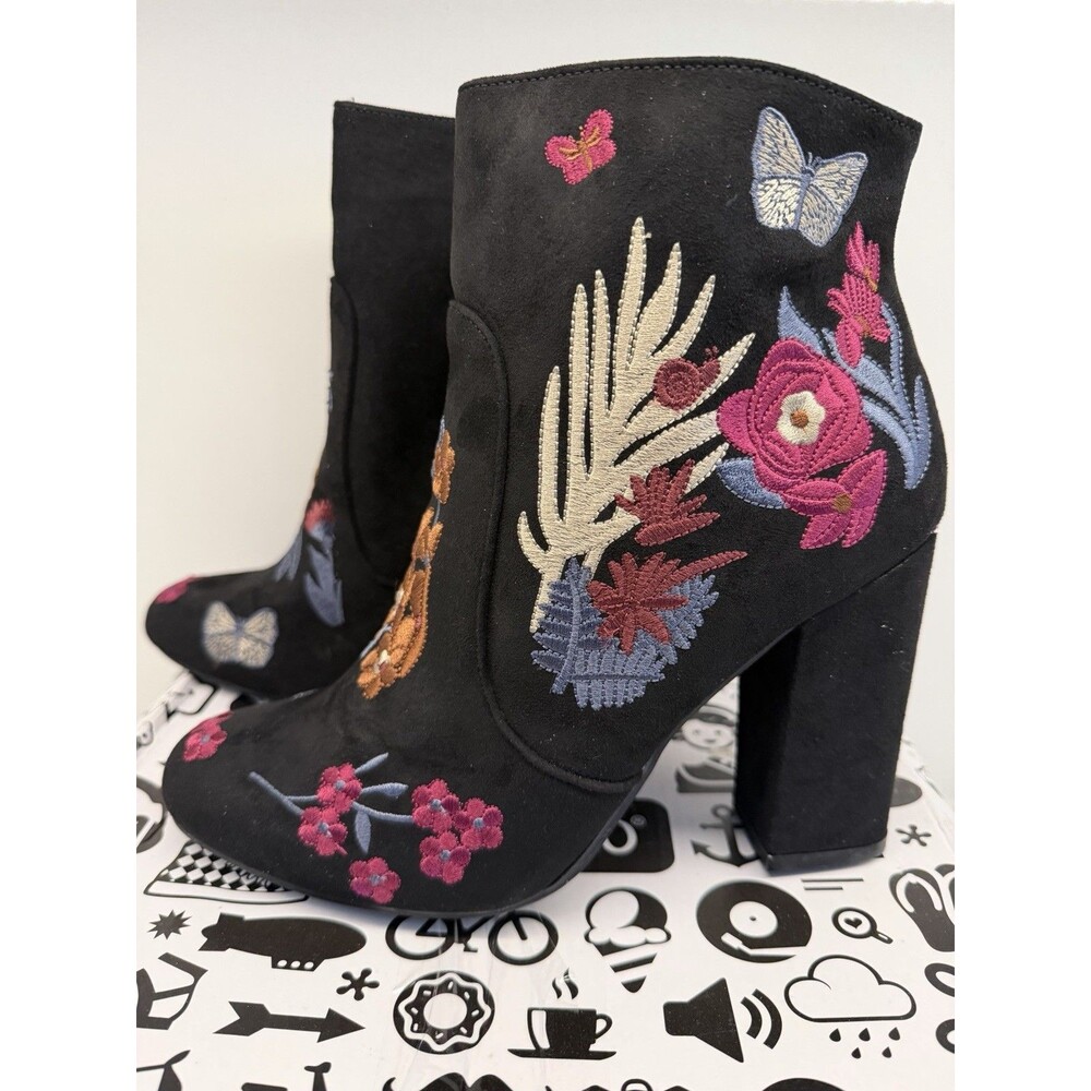 Bamboo Namaste Boots  Women's Black Embroidered Suede Upper Boots sie 9Us